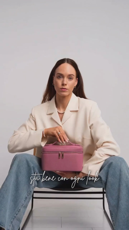 Donna con un beauty case Aestina rosa